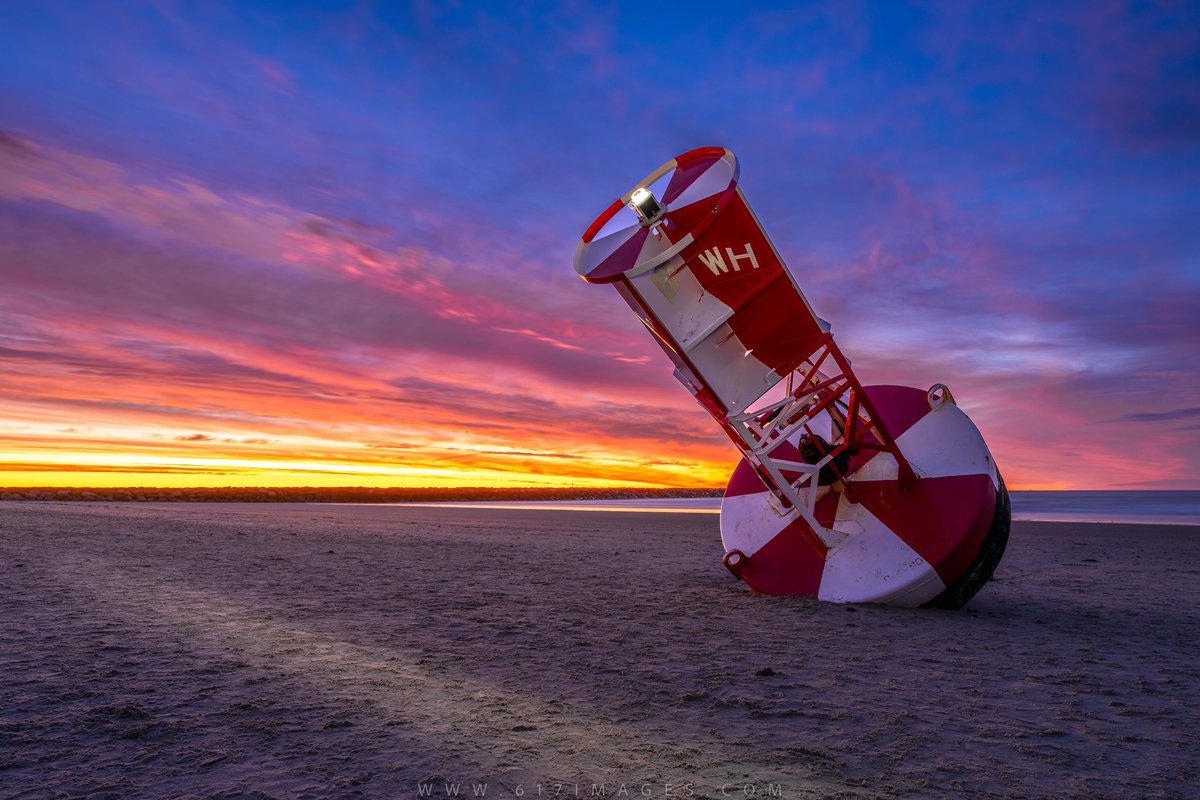 Capturing the serene beauty of Wells Beach with a stunning sunrise backdrop, the beached buoy steals the show as the perfect foreground. Mother Nature paints her masterpiece once more! 🌅 #Mainewx #Maine #StormHour #NaturePhotography #VisitMaine