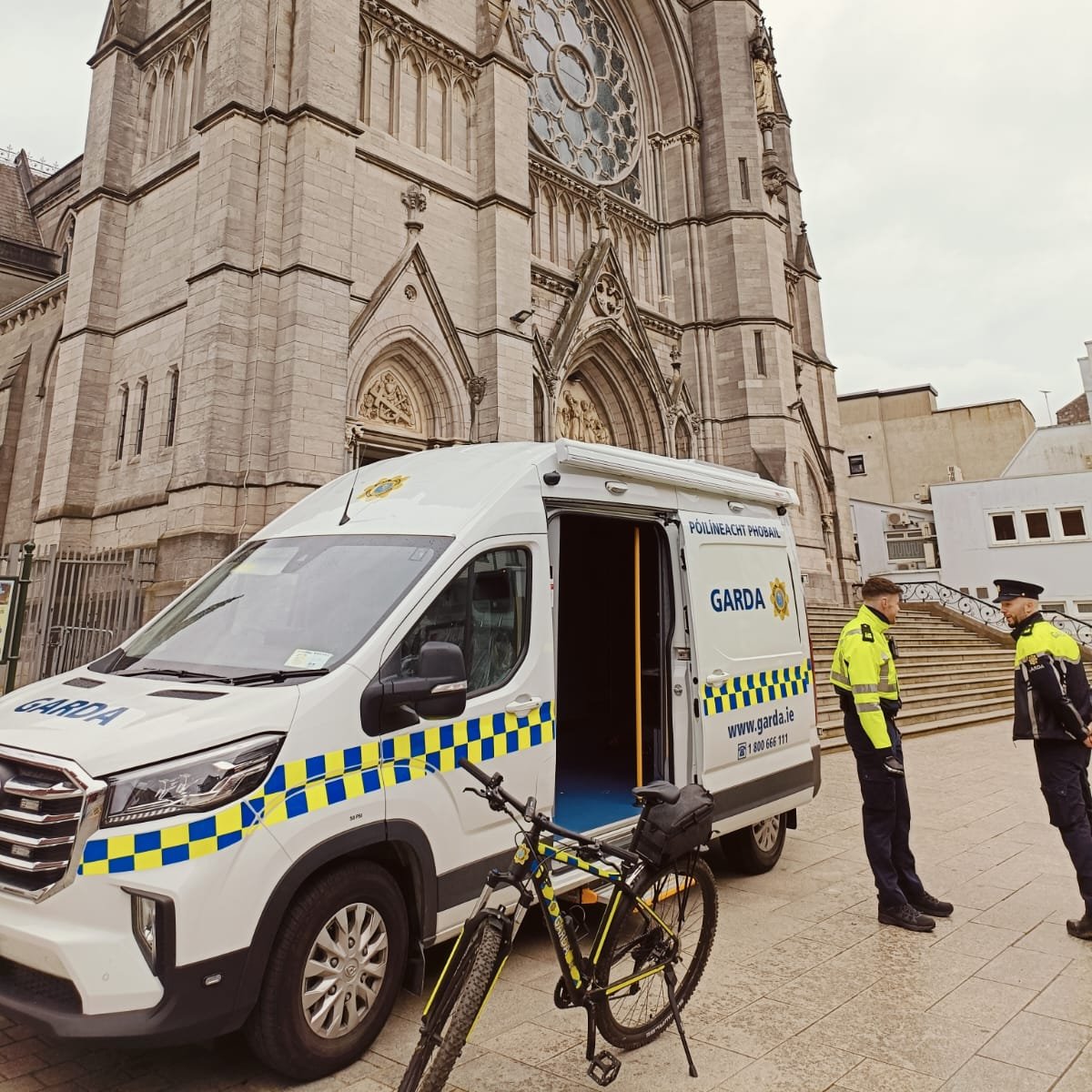 Wonderful to see An Garda Síochána on West Street this week with their new Divisional Community Engagement van as part of Operation Target 🚔 It’s great to have Community Garda beats on the street! @GardaTraffic @gardainfo #LoveDrogheda #VisitTown #ShopLocal #CommunityEngagement