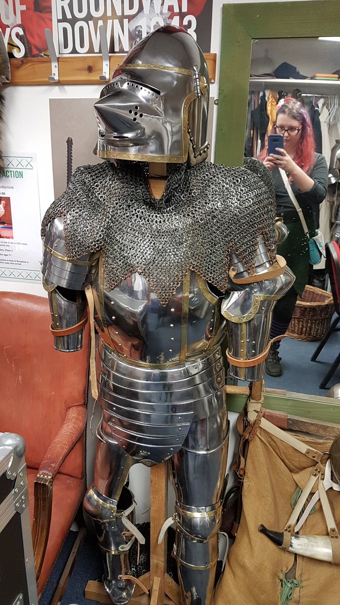 I was trying to remember where I knew Lancastrian guy from and realised he let myself and Paul Muller try on a bunch of armour and taught us cool stuff in the back rooms several years ago! @Royal_Armouries