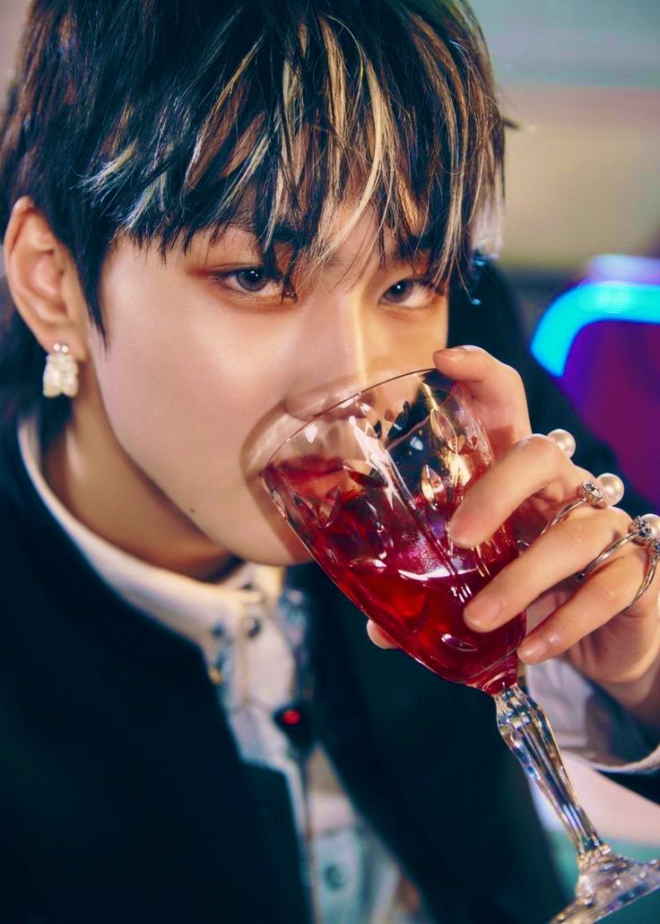 vampirewonnie's tweet photo. Hey, my name’s jungwon!

You’re pretty… 
mind if I take a bite?

!parody! https://t.co/7MdUrGgcZv
