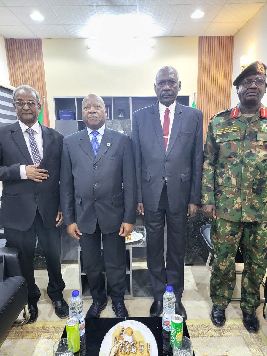 During a visit to the Republic of Sudan, the ES of ICGLR was received by senior authorities of the country. The Head of the Sovereignty Council expressed Sudan’s gratitude and appreciation for the ICGLR’s efforts and its standing alongside Sudan🇸🇩. 
👇
blnews.net/2024/04/head-o…