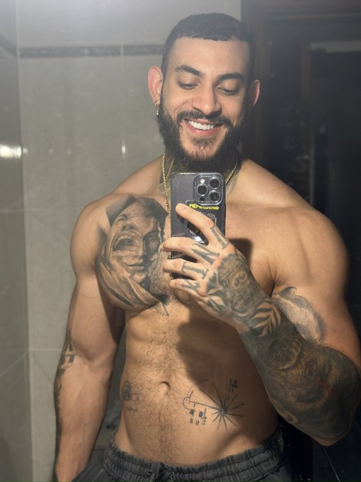 Good morning 😏  https://t.co/Wy9fRe6Ox2 https://t.co/LKvyY4SIxP