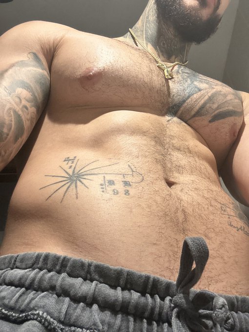 Good morning 😏  https://t.co/Wy9fRe6Ox2 https://t.co/LKvyY4SIxP