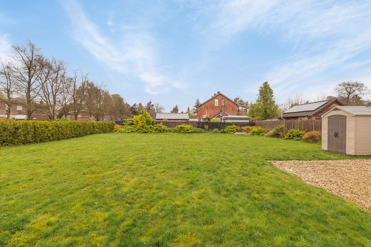 🔍 Aan de grens met België staat dit karakteristieke huis met meer dan 1000m² tuin 🤩 Wat zou jij met deze tuin doen?👇

Check hier alle details: t.ly/haaG5

#Binnenkijker #budeldorplein #karakter #grensgevalletje #tuin #tuininspiratie #gezocht #Funda #TeKoop