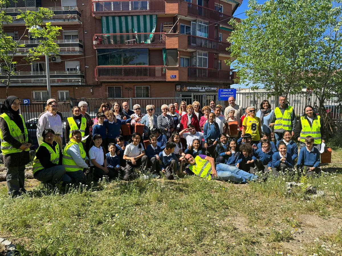 JMDCiudadLineal's tweet image. 📢Usuarios del Centro Municipal de Mayores Ascao aprender a #compostar de la mano de la Unidad Distrital de Colaboración de #CiudadLineal gestionado por la @AsocElOlivar.

✅Han impartido el taller en la zona de compostaje comunitario del distrito.