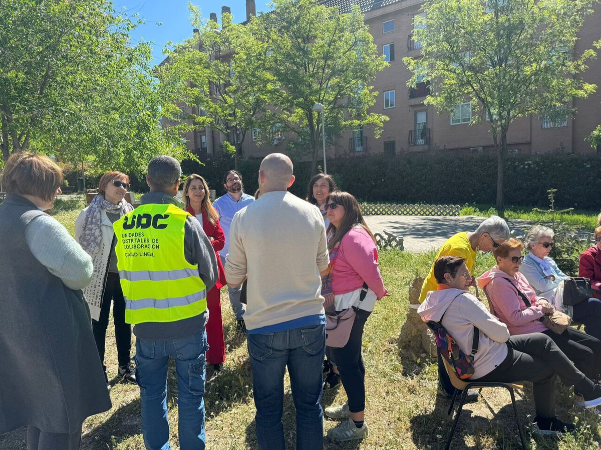 JMDCiudadLineal's tweet image. 📢Usuarios del Centro Municipal de Mayores Ascao aprender a #compostar de la mano de la Unidad Distrital de Colaboración de #CiudadLineal gestionado por la @AsocElOlivar.

✅Han impartido el taller en la zona de compostaje comunitario del distrito.