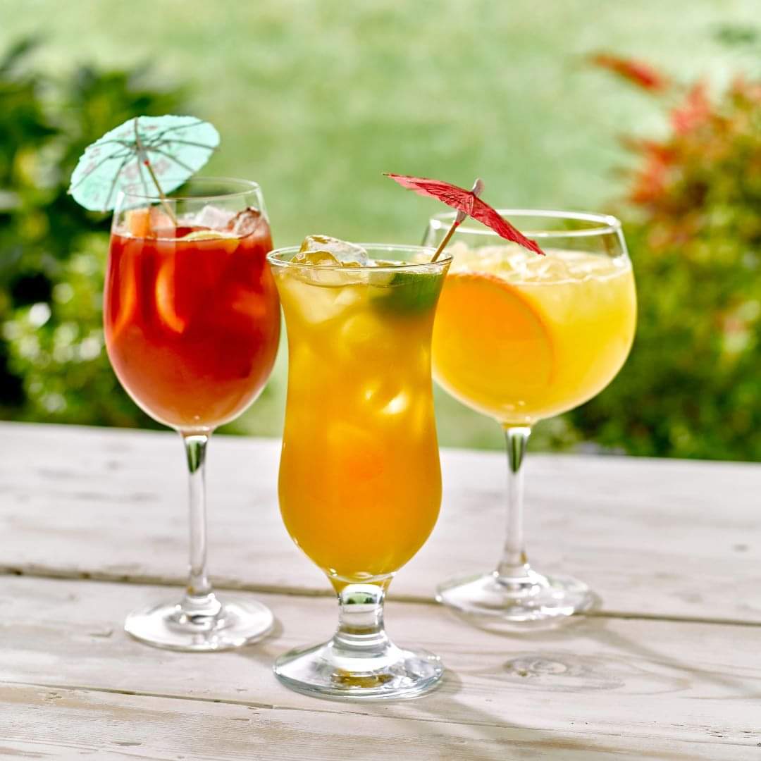 Michell35563944's tweet photo. Dreaming about the weekend already? Same. 💭☀️

Here are a few of the delicious drinks you can order to remind you that summer is coming 🍹🍸
(Left to right - Sangria, Spiced Colada and marmalade spritz)

#summer #pub #georgeanddragonabergele #diaryofalandlady #minksybelle https://t.co/478rYgMc2B