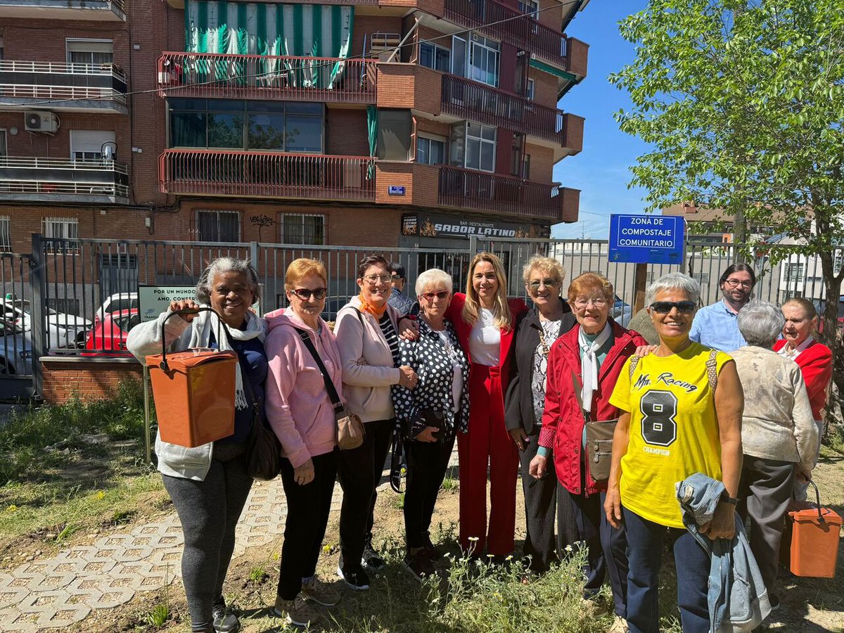 JMDCiudadLineal's tweet image. 📢Usuarios del Centro Municipal de Mayores Ascao aprender a #compostar de la mano de la Unidad Distrital de Colaboración de #CiudadLineal gestionado por la @AsocElOlivar.

✅Han impartido el taller en la zona de compostaje comunitario del distrito.