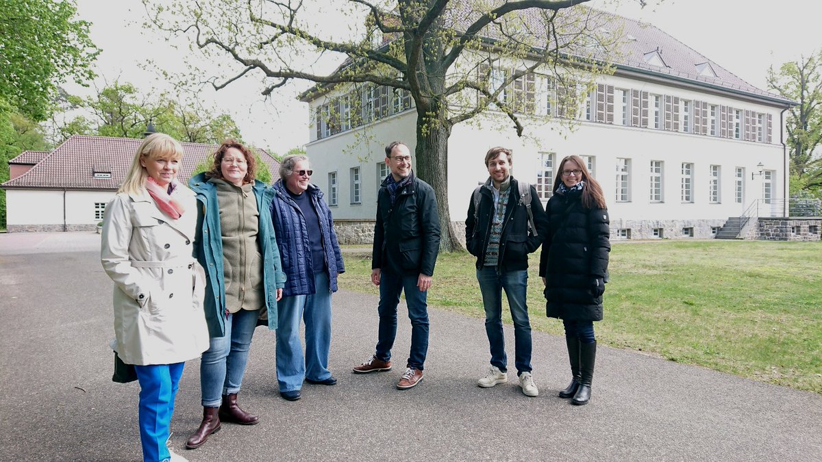 ClusterErWi's tweet photo. Gestern haben wir mit KollegInnen aus den Clustern #OptikBB, #EnergietechnikBB und #ClusterKuChem das @zalf_leibniz besucht. Und wir sind immer noch begeistert von dem tollen Austausch zu zukunftsweisenden Projekten und den Plänen der WissenschaftlerInnen. Da geht was🙌! https://t.co/YScoSKj4Ak