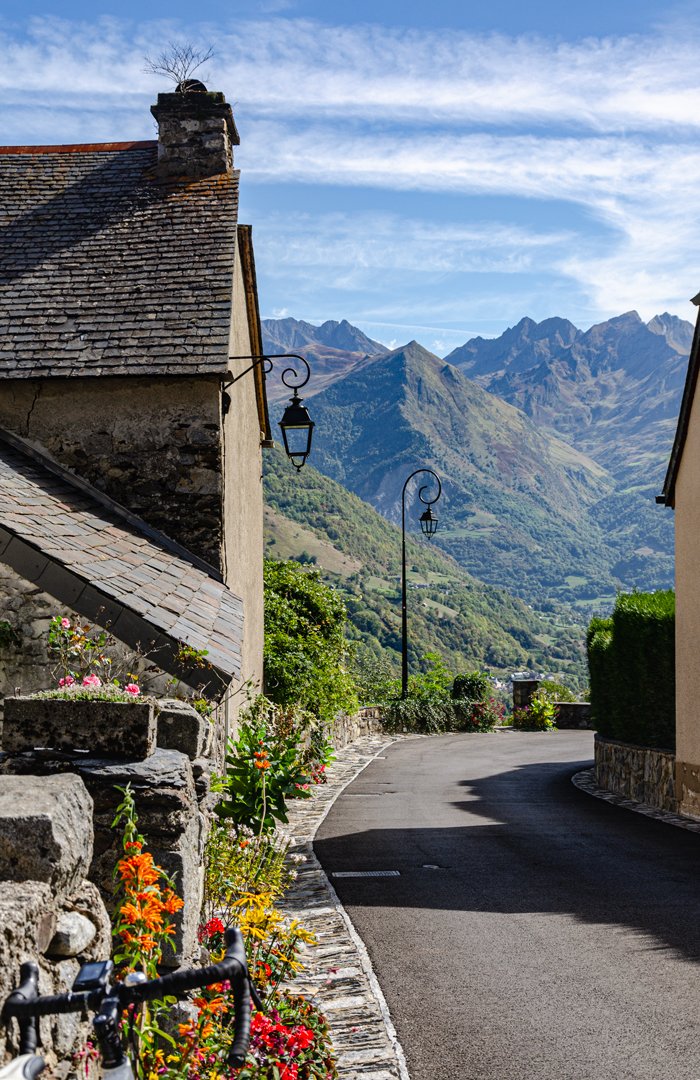 Once you've experienced the #TourdeFrance side of Luz Ardiden, try the hidden gem via Viscos...it's our fav way to climb Luz Ardiden! It joins the main climb 5km from the top, then take the TdF road down for a rollercoaster descent. 

p.s🤫don't tell everyone about it! 

#cycling