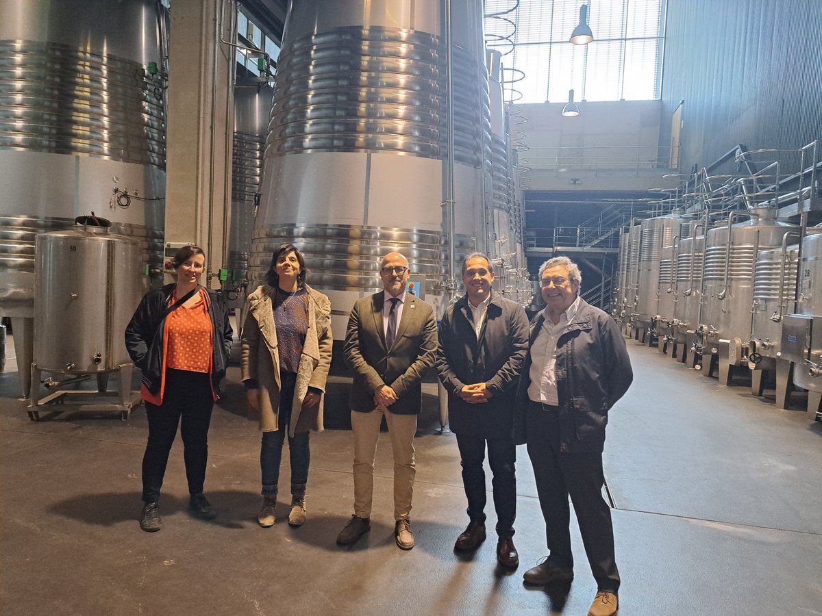 Tras visitar el Instituto de Ciencias de la Vid y el Vino del @CSIC, el @icvv_rioja, hemos podido conocer más sobre la ciencia e innovación que hay detrás de la viticultura y la enología en La Rioja. Desde microorganismos, aspectos sensoriales y aspectos culturales a poder tocar…