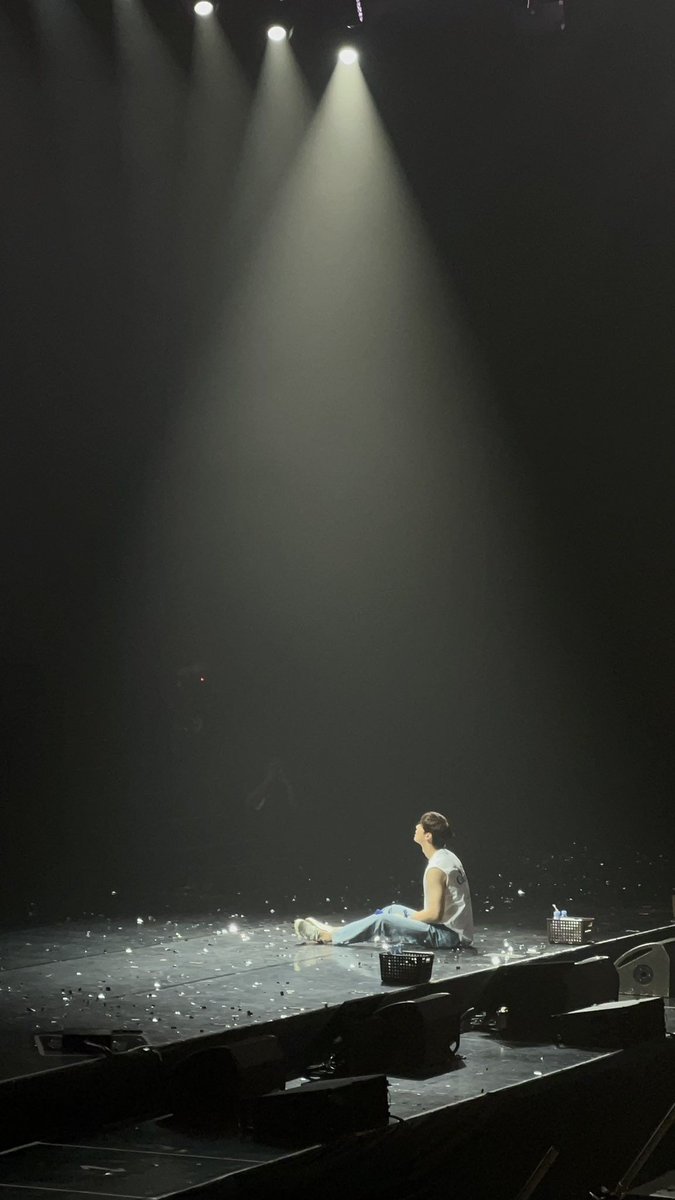 _ONLY_MOONBIN's tweet photo. Mio caro Bin-ah quanto è difficile superare queste ore, è già passato un anno dalla tragedia e ricordo tutto così bene che sembra ieri, ed io sono rimasta così, con lo sguardo all'insù, a cercare te 🌙💔 
#DearMyBrightMoon #MOONBIN #문빈 #astromoonbin 
#문빈_가수해줘서_고마워 https://t.co/dTdLtMtlmr