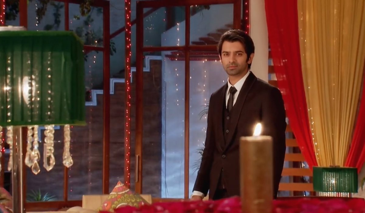 bestofASR's tweet photo. “All that bloodshed, crimson clover
Uh-huh, sweet dream was over
My hand was the one you reached for
All throughout the Great War” https://t.co/35BCC2Xf5q