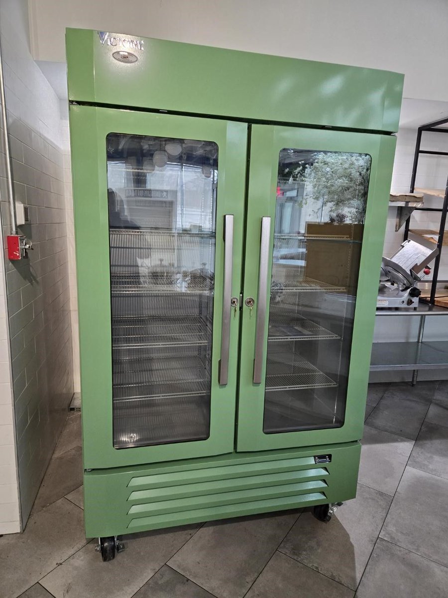 Victory_Ref_USA's tweet image. Elevate your brand with our customizable glass door merchandisers! This custom green was made for a client of MAP Restaurant Supplies.

#VictoryRefrigeration #Merchandisers #aligroupfs