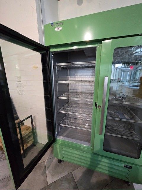 Victory_Ref_USA's tweet image. Elevate your brand with our customizable glass door merchandisers! This custom green was made for a client of MAP Restaurant Supplies.

#VictoryRefrigeration #Merchandisers #aligroupfs
