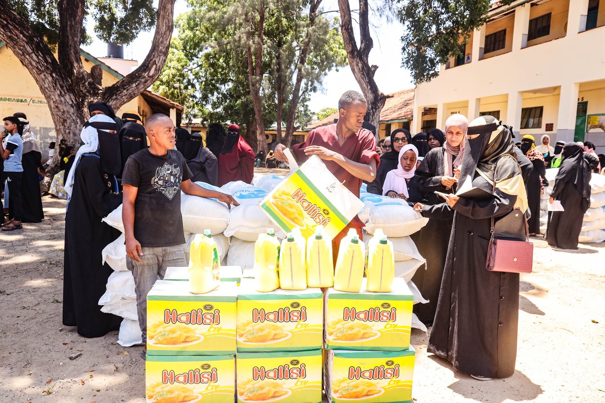 OneUmmahCharity's tweet photo. Food packages were distributed in different parts of Kenya and other countries with your donations this Ramadan.

➤ https://t.co/0uEviGv5Te

𝟏𝟎𝟎% 𝐃𝐨𝐧𝐚𝐭𝐢𝐨𝐧 𝐏𝐨𝐥𝐢𝐜𝐲
#food #hotmeals #foodpack #kenya #charity #oneummah https://t.co/vTS4l2uFkL