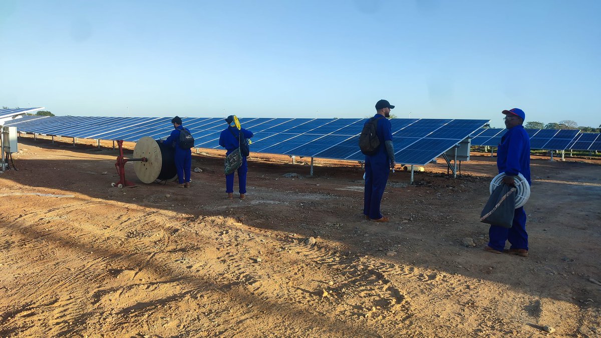 atiunecuba's tweet photo. #ATI_VC y #EMFRE  Trabajando unidos, a paso acelerado para concluir el montaje, pruebas de varios sistemas en el PSFV "La Criolla" de 4.6 MWp, a solo días  para su   sincronización al SEN. 
#loquenosUNEcompromiso 
#ATI_VC_VanguardiaNacional https://t.co/R1c86gPYv2