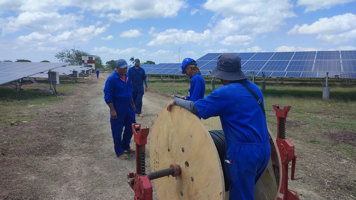 atiunecuba's tweet photo. #ATI_VC y #EMFRE  Trabajando unidos, a paso acelerado para concluir el montaje, pruebas de varios sistemas en el PSFV "La Criolla" de 4.6 MWp, a solo días  para su   sincronización al SEN. 
#loquenosUNEcompromiso 
#ATI_VC_VanguardiaNacional https://t.co/R1c86gPYv2