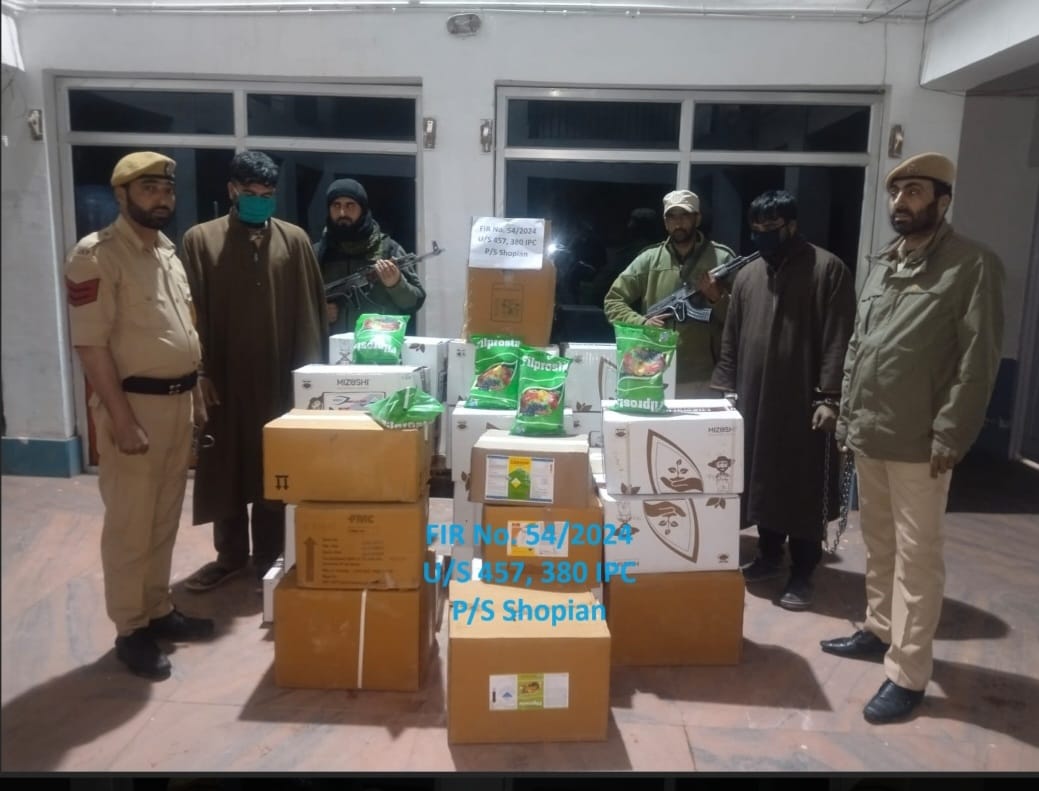 Shopian Police solved theft case of Pesticides worth lacs of rupees within a day. 02 accused arrested in Case FIR No 54/2024 U/S 380,457 IPC of PS Shopian. @JmuKmrPolice @DigSkr @IPS_Tanushree