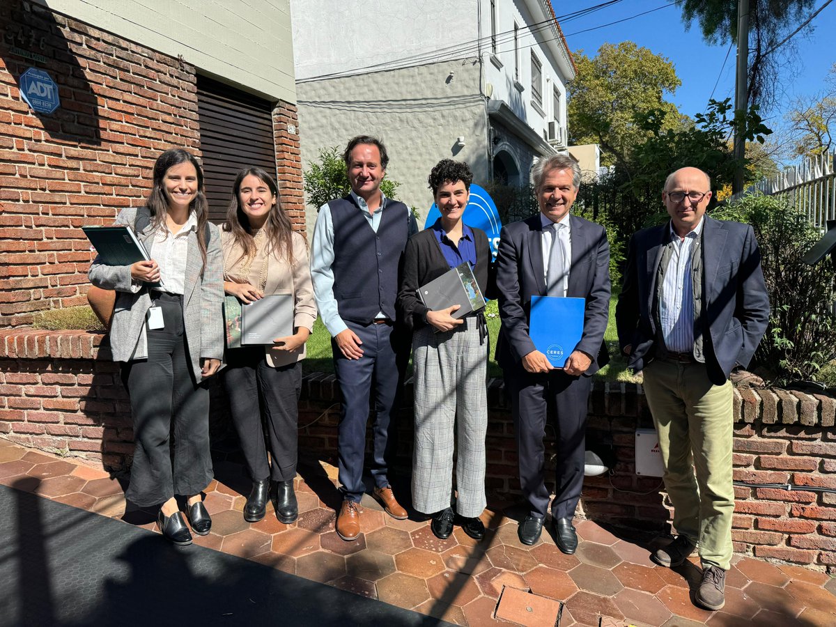 Ayer tuvimos el gusto de recibir en CERES a un equipo de especialistas del @el_BID, junto con su representante en Uruguay, Luiz Ros, para conversar con @IgnacioMunyo y @dasupervielle. #LaRealidadEnElCentro