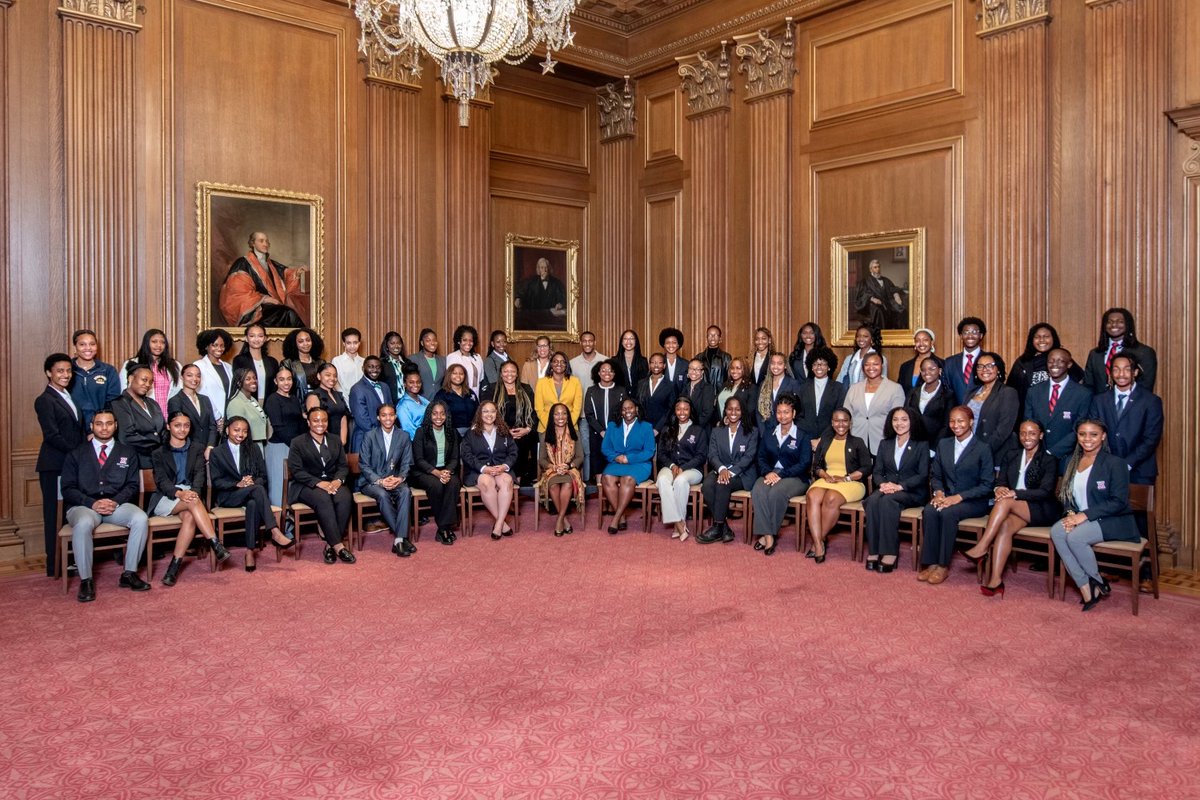 #ICYMI Our #HowardU alum connection is strong. The Dean, Professors Nicole Dillard + Angela Minor + a group of luck students visited Associate Justice Ketanji Brown Jackson at the U.S. Supreme Court.  A special thank you to Madison Curry '22 for making this happen for #CHSOC