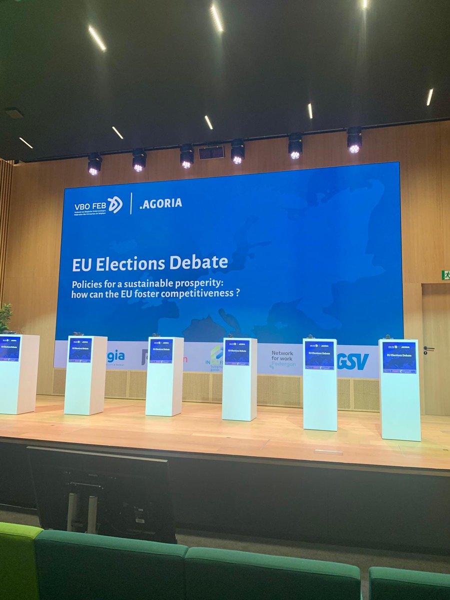 La salle se remplit doucement mais sûrement pour le #EUElectionsDebate d'@agoriafr et @VBOFEB Nous attendons 320 personnes passionnées par le #FutureofEurope ! @bartsteukers @PieterVBO