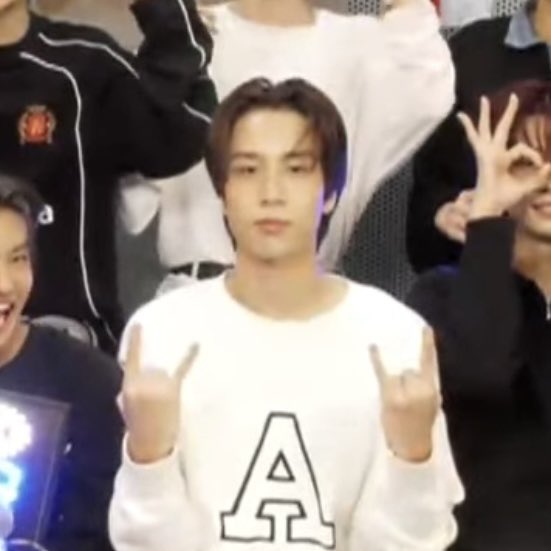 bluplankt0n's tweet image. ท่าประจำตัวจริงๆ ชาวร็อคตลอดไป 5525252515525555555