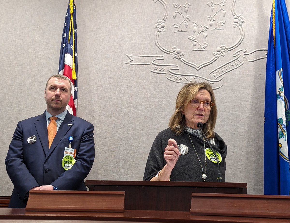 .@SenatorJulie Kushner is helping kickoff our #UIforStrikingWorkers Lobby Day: 'Workers shouldn't have to choose between putting food on the table and protecting our benefits and wages... No worker should be starved out because they decided to stand up.' #LevelThePlayingField