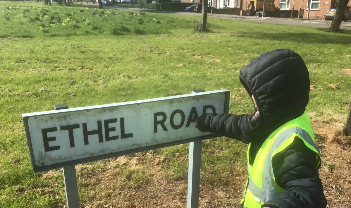 OaklandsSchool_'s tweet photo. ๐ฟ๏ธReading the World: Out and about in #Evington, Elm pathway were reading road names, using the pedestrian crossing, listening to everyday sounds and following instructions! #Reading #SEND #AutismAwareness #community #independence ๐ฆ๐๐๐๐ฑ๐ https://t.co/zOjNmWHH3x