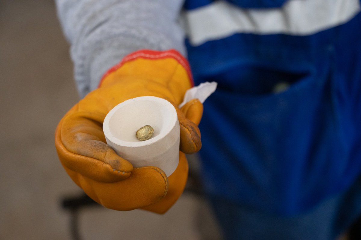 PNUDperu's tweet photo. ¡Tecnologías limpias para una minería artesanal responsable!♻️⛏️

Junto al @MinamPeru y @MinemPeru inauguramos en Piura, al norte🇵🇪, la primera planta para procesar oro sin mercurio que permitirá a mineros y seleccionadoras de mineral a cuidar el ambiente▶️https://t.co/vZxRXCl2w6 https://t.co/tPb1CJWDuU