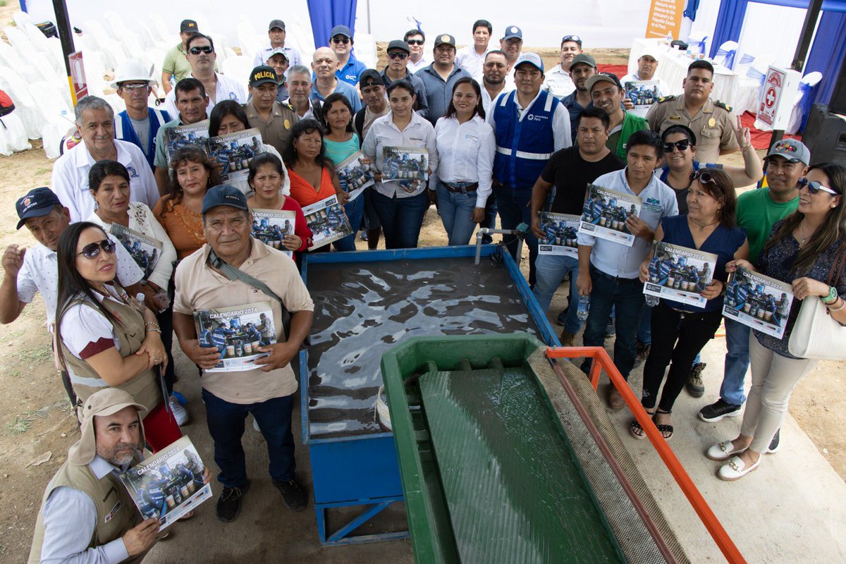 PNUDperu's tweet photo. ¡Tecnologías limpias para una minería artesanal responsable!♻️⛏️

Junto al @MinamPeru y @MinemPeru inauguramos en Piura, al norte🇵🇪, la primera planta para procesar oro sin mercurio que permitirá a mineros y seleccionadoras de mineral a cuidar el ambiente▶️https://t.co/vZxRXCl2w6 https://t.co/tPb1CJWDuU