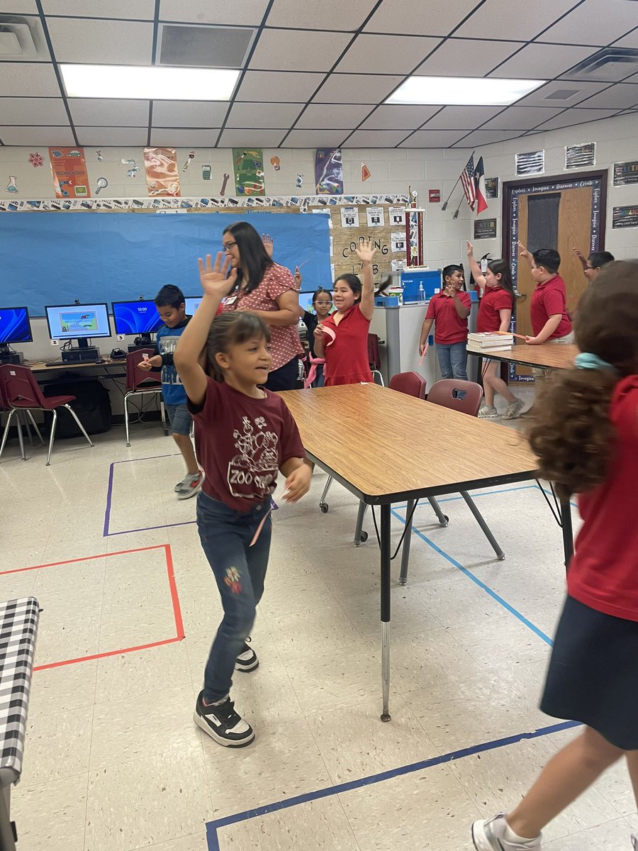 MrsHDZ7's tweet photo. One of my favorite places to be is visiting @MsGllopez coding lab. Students engaged through literacy and Kagan. 🙌🏼 @LaurelesMustang https://t.co/7X1qDGSygo