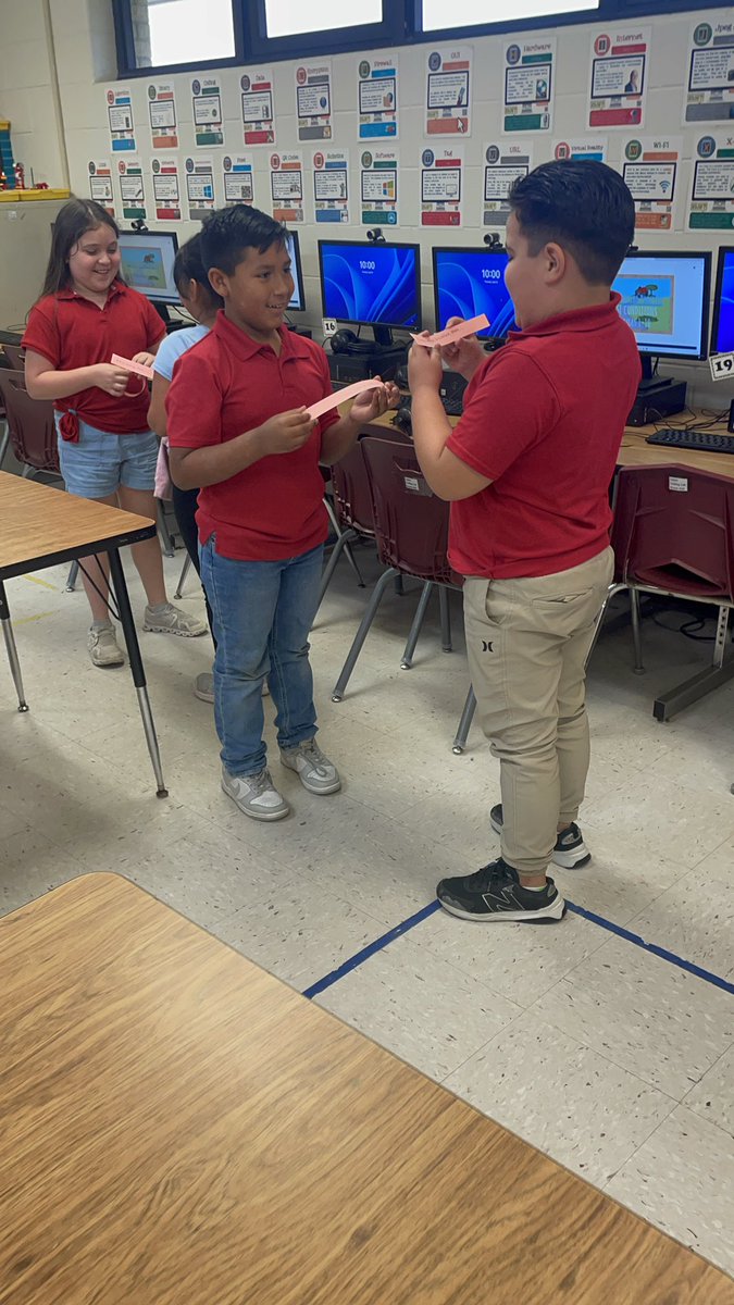 MrsHDZ7's tweet photo. One of my favorite places to be is visiting @MsGllopez coding lab. Students engaged through literacy and Kagan. 🙌🏼 @LaurelesMustang https://t.co/7X1qDGSygo
