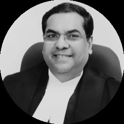 RebornManish's tweet photo. जस्टिस खन्ना, औऱ जस्टिस दत्ता की कलम, इतिहास को रूख देने की दहलीज पर हैं। 

EVM पर बहस कई दिनों से जारी थी, आज सुना कि न्यायमूर्तियों ने फैसला सुरक्षित कर लिया। 
●●
बरसो से, EVM को लेकर संदेह का वातावरण रहा।तमाम फैक्ट्स और तर्क के साथ वकीलों, जनसंगठनों और राजनीतिक दलों ने याचिकायें  लगाई। 

जो हरि इच्छा से, सुनवाई की रौशनी न देख सकी। बडी देर से, जब जनरल इलेक्शन की प्रक्रिया शुरू हो चुकी, उन्हें सुना जा रहा है।  
●●
चुनावी प्रोसेस की कई लेक्यूना, EVM मे मालवेयर डालने की ओपरच्यूनटीज, कुतर्को के माध्यम से भाजपा नेताओ द्वारा मशीन को सही ठहराने की कोशिश..  ऐसी बाते हैं जो जनमानस में संशय, गहरा अविश्वास पैदा करती है। 

जिसका दोषी खुद चुनाव आयोग है। उसने इन संशय को दूर करने के लिए कुछ नही किया। उल्टे हैक करने की चुनौती दी।

बिना छुए..
●●
आयोग स्वीकारने को तैयार नही कि निर्माण से उपयोग तक, हर कर्मचारी मशीनों को हाथ से छूता है, ऑपरेट करता है, खोलता, बन्द करता है, "मेंटेनेंस" करता है। 

तब कुछ भी हो सकता है। 

चुनाव के ठीक पहले, उसमे लैपटॉप भी कनेक्ट करता है, सिम्बल इंस्टाल करता है, प्रि फॉर्मेंटेड प्रोग्राम इंजर्ट करता है। 

तब भी कुछ हो सकता है। 

उस चिप में क्या है?? विविपेट केलिब्रेशन में क्या होता है? जो प्रोग्राम धड़ल्ले से डाला जाता है, उसमे क्या कोडिंग है?? क्या एल्गोरिदम है??

उसमे कुछ भी हो सकता है। क्या है, उस कर्मचारी को नही पता। चुनाव आयोग के शीर्ष अफरसान को भी नही पता। 
●●
किसी प्रक्रिया में आस्था सवालों के उत्तर से जगाई जा सकती है। बेफिक्री, अहंकार, चुनौती और हेकड़ी से कतई नही। 

परसों मॉक पोलिंग के दौरान, केरल में मशीन ने वाम, कांग्रेस और दूसरे किसी को एक वोट देने पर बीजेपी को मुफ्त में 2 वोट दिए, ऐसी खबर पढ़ी। कोर्ट ने इसकी जांच के आदेश दिये, यह भी पढ़ा। 

ठीक उसी समय चुनाव आयोग, सुप्रीम कोर्ट को बता रहा था कि वह विश्व की एकमात्र नोबल, और भरोसेमंद संस्था है, इसलिए पब्लिक आंख मूंद कर भरोसा करे।
●●
आयोग को वोटर के हाथ मे विविपेट पर्ची दिया जाना, लोकतन्त्र को खतरा लगता है। 

100% पर्ची गिनना, उसे समय की बरबादी लगती है। किसी भावी वाद (litigation) के समय पेश करने के लिए पर्चियां सबूत की तरह सुरक्षित रखना, स्पेस और समय की बर्बादी लगता है। 

हर सुधार टालने के लिये समय और खर्च का हवाला दिया गया। ठीक वैसे ही, जैसे इलेक्टोरल बांड के केस में स्टेट बैंक, उल जलूल हीला हवाला करता रहा। बहस के दौरान कई चौकाने वाले खुलासे हुए। चुनाव आयोग के हास्यास्पद जवाब आये। 

चुनाव आयोग के अफसरों की जीतोड़ कोशिश है, जो प्रि प्लान है, सब कुछ उसके मुताबिक हो। विविपेट की पर्ची न गिननी पड़े, प्रक्रिया पारदर्शी न करनी पड़े।
●●
ECI ने पिछले कुछ बरसों में अपनी
क्रेडिबिल्टी की धज्जियां उड़ा ली हैं। 

उदाहरणों की लंबी श्रृंखला है, जिससे वह बीजेपी का पिट्ठू, और सरकार का मातहत लगने लगा है। 

कोर्ट ने उसके बहानो को कितना सुना, माना, ये तो फैसले से पता चलेगा।लेकिन जनता को उसकी बातों पर लेशमात्र भी यकीन नही।
●●
इस केस में सबसे लॉजिक की बात यही है कि ईवीएम बनी रहे, ताकि वोट इनवैलिड होने, या जोड़ घटाव में गलत होने की संभावना शून्य रहे। 

मगर विविपेट की हर पर्ची, व्यक्ति के हाथ में आने दी जाए। वह दस्तखत या अंगूठा लगाकर डब्बे में डाल दे। 

डब्बे और मशीनें, स्ट्रांग रूम में रहे, और वहां कैंडिडेट्स के एजेंटों को पहरे की इजाजत दी जाए। मतगणना के बाद, उसका 100% मिलान, छपी पर्चियों से हो। 

जहां डेढ़ माह में चुनाव सम्पन्न हो रहे हैं, परिणाम आने में 12 घण्टे और सही। 
●●
चुनाव आयोग को इसमे कोई समस्या होनी नही चाहिए। और अगर होती है, तो उसकी नीयत में खोट होने का इससे बड़ा सबूत नहीं। 

जो पार्टी इस बात का विरोध करे, उसकी भी नीयत खोटी मानी जाए। जज साहबान ऐसा निर्णय दे, ताकि कोर्ट की नीयत भी शको शुबहे से ऊपर रहे। 
●●
2024 में चुनाव परिणाम अप्रत्याशित होने जा रहे हैं। पर्ची मिलान 100% हो, तो एक तरह का, और पर्ची मिलान के बगैर हो, 

तो दूसरी तरह का.. 

मगर मिलान के बगैर आयी सरकार की क्रेडिबिल्टी शून्य होगी। अपना इकबाल बनाये रखने के लिए उसे संविधानेत्तर तरीके अपनाने होंगे। 

क्योकि 400 पार की गूंज के साथ, सम्विधान की छाती पर भाला, साध दिया गया है। तो जस्टिस खन्ना और जस्टिस दत्ता, इस भाले को हटाकर, न्यायपालिका पर आस्था स्थापित करेंगे, या चूक जाएंगे?

यह इस सदी का सबसे बड़ा सवाल है।
●●
पर फैसला चाहे जो हो,आज की डेट में ये दो शख्स, इतिहास की धारा को दिशा देने की दहलीज पर हैं। देश दम साधे, उनके फैसले का इंतजार कर रहा है।

जो अब तलक आ जाना चाहिए था।
