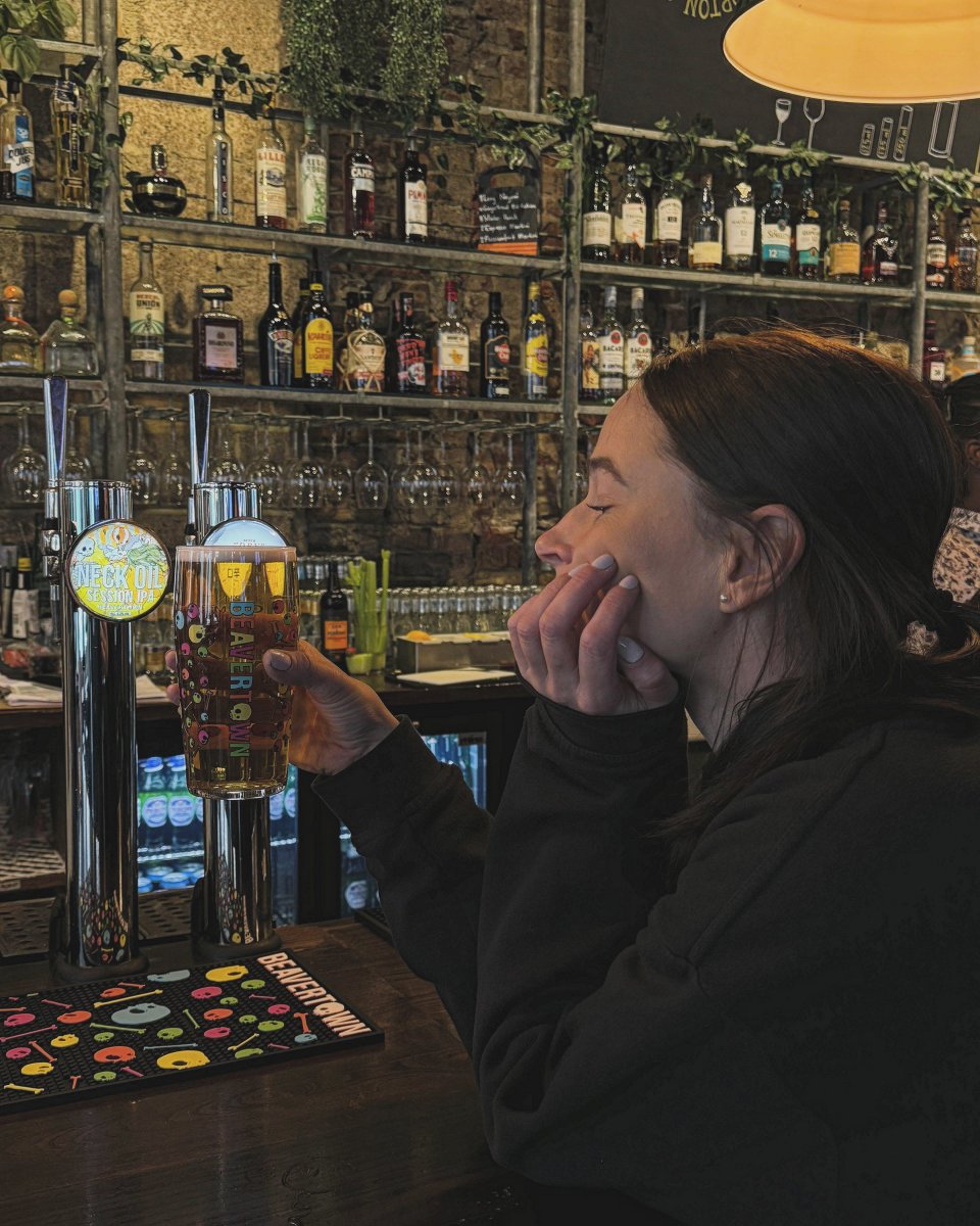 💭 Karolina is ready for her pint of Neck Oil. Who else is joining us on the busiest night of the week? 

#london #liverpoolstreet #bank #greeneking #thephoenixec2 #pub #neckoil #beavertown