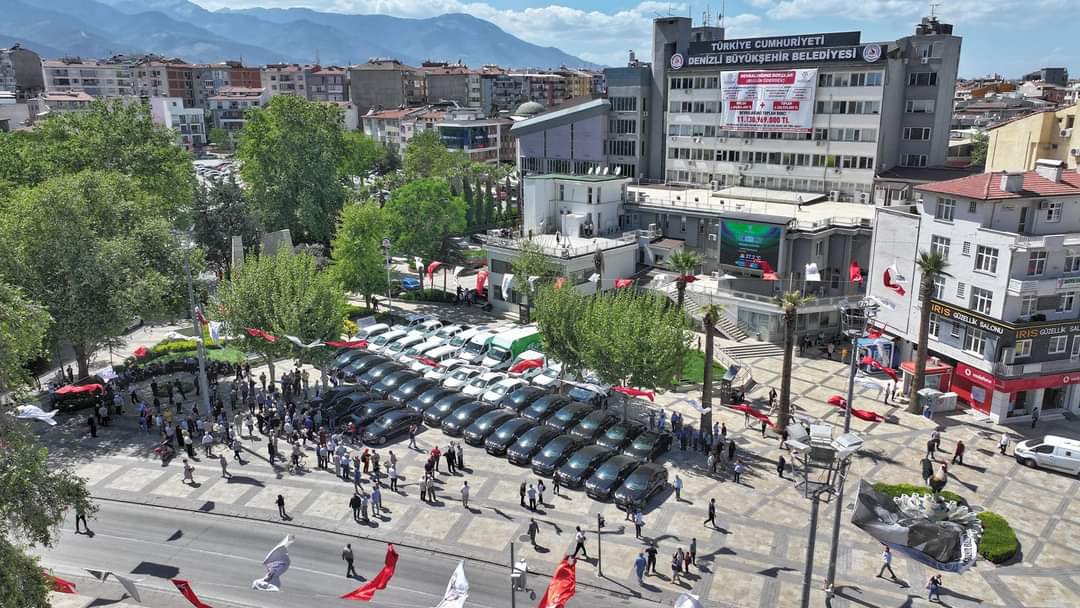 CHP’li Denizli Büyükşehir Belediye Başkanı Bülent Nuri Çavuşoğlu:

“İSRAFIN FOTOĞRAFI
T.C. Denizli Büyükşehir Belediyesi'nin ihtiyaç fazlası 45 adet kiralık aracını meydanda sergiledik. Fazla araçların hepsini geri gönderiyoruz.”