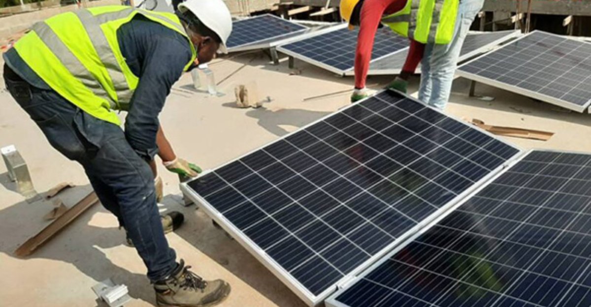 #Burkina Les opérateurs économiques doivent maintenant acheter une plaque #solaire produite localement s'ils veulent importer 3 de l’étranger, dit le #gouvernement  #EnergieSolaire #Energie #Lwili #TL226