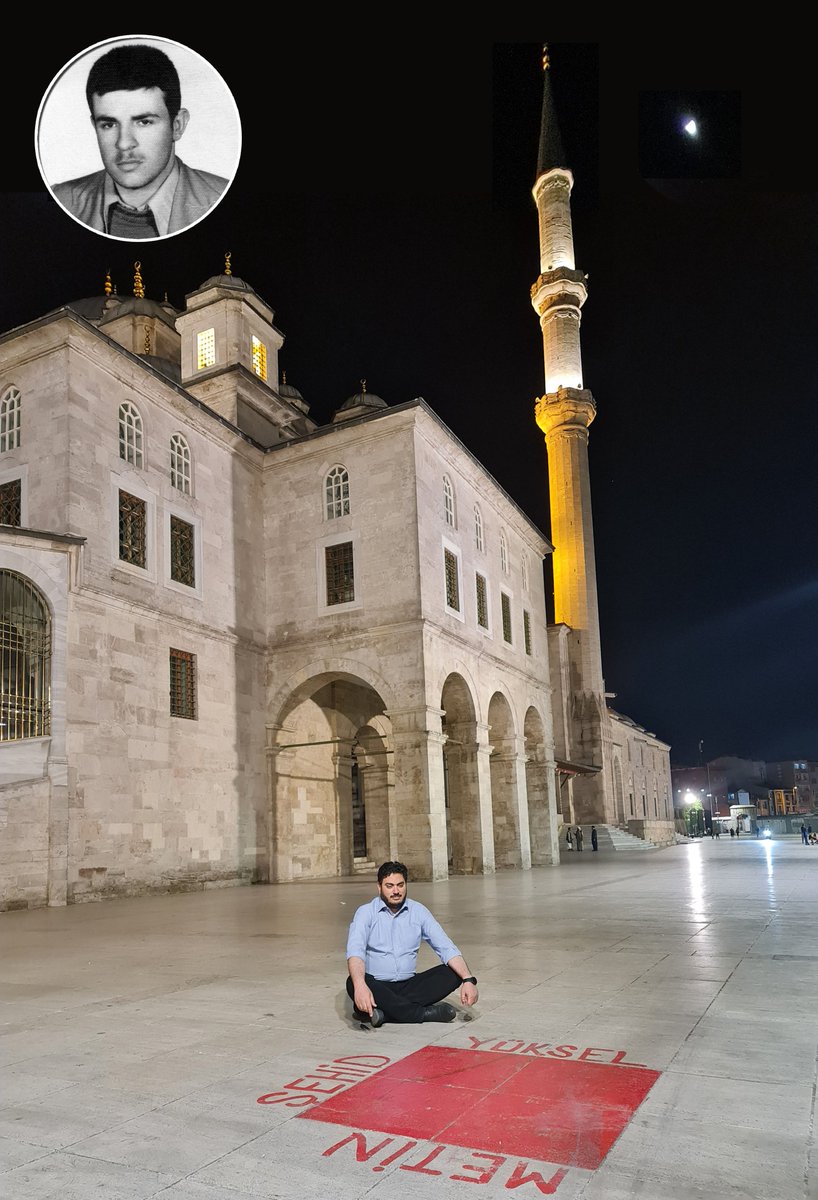 MMFathy01's tweet photo. #وعي ..
زيارة موقع استشهاد "متين يوكسل" - باحة مسجد الفاتح !!
كنت في رحاب #مسجد_الفاتح مع صديقي "جلال دمير - @celaldemir63" رئيس بيت الإعلاميين العرب .. وقال أنت تذكرني بالشهيد "متين يوكسل" تعال لأريك مكان استشهاده .. فقلت له أنا أزور مسجد الفاتح من 10 سنوات تقريبا ولم أكن أعرف هذا البطل أو قصته فأنا أزور المسجد من الجهة الأخرى دائما .. أخبرني ببعض حكايته؛ وبحثت أنا عن بقيتها .. وها أنا أنقل لكم حكايته باختصار: 
.
قال رسول الله ﷺ: "لا يزال الله يغرس في هذا الدين غرسا؛ يستعملهم في طاعته" فاللهم اجعلنا منهم.
.
ولد متين يوكسل بمدينة "بيتليس" في 17 يوليو 1958 وتربى في أسرة إسلامية ملتزمة؛ وهو ابن الشيخ صدر الدين يوكسل؛ وهو من كبار علماء تركيا في ذلك الزمن، وأمه ابنة الشيخ معصوم أفندي المشهور من قرية نورشين.
.
انتقل متين يوكسل إلى حي الفاتح بإسطنبول مع أسرته عندما كان في التاسعة من عمره. أخذ دروسًا في القرآن والمعرفة الإسلامية الأساسية من والده .. وأكمل تعليمه الابتدائي في إسطنبول .. كان حريصا على الصلاة في مسجد الفاتح ومعه أنشأ مسجدا مصغرا في غرفة بمنزله وكان يعظ أطفال الحي فيه ويوزع عليهم الحلوى .. وكان يتدارس مع إخوانه "رسائل النور" وبعض كتب الفكر الإسلامي .. ثم التحق بالثانوية في حي سنان آغا ومعها استمر بدراساته الإسلامية.
.
في سن 18، أسس مع أصحابه جميعة "الفرسان - أكينجيلار" في حي فاتح في تركيا؛ وهي الآن مؤسسة كبيرة؛ وسرعان ما كان لهم تأثير كبير في إسطنبول وتركيا في وقت قصير .. وعقدت الجمعية اجتماعات احتجاجية ضد الظلم في فلسطين وأذربيجان والصين وبورما، وساعدت الفقراء والمحتاجين في تركيا .. وأزعجت أعمال الشهيد متين القوميين والشيوعيين !!
.
تعرض يوكسيل لهجوم من قبل ثمانية أشخاص يساريين مع أصدقائه الثلاثة في 26 أكتوبر 1977، بثلاث رصاصات، اثنتان من بطنه وواحدة في ركبته، لكنه نجا من هذا الهجوم .. في 23 فبراير 1979 استشهد متين يوكسيل في باحة مسجد الفاتح بعد أداء صلاة الجمعة برصاصة في الرأس من متعصبين من أتباع حزب MHP القومي التركي .. فنال الشهادة التي تمنى وعمره حينها 21 سنة فقط !!
.
كان من كلماته الرائدة: "الشهادة رسالة خالدة لجميع الأجيال عبر العصور".