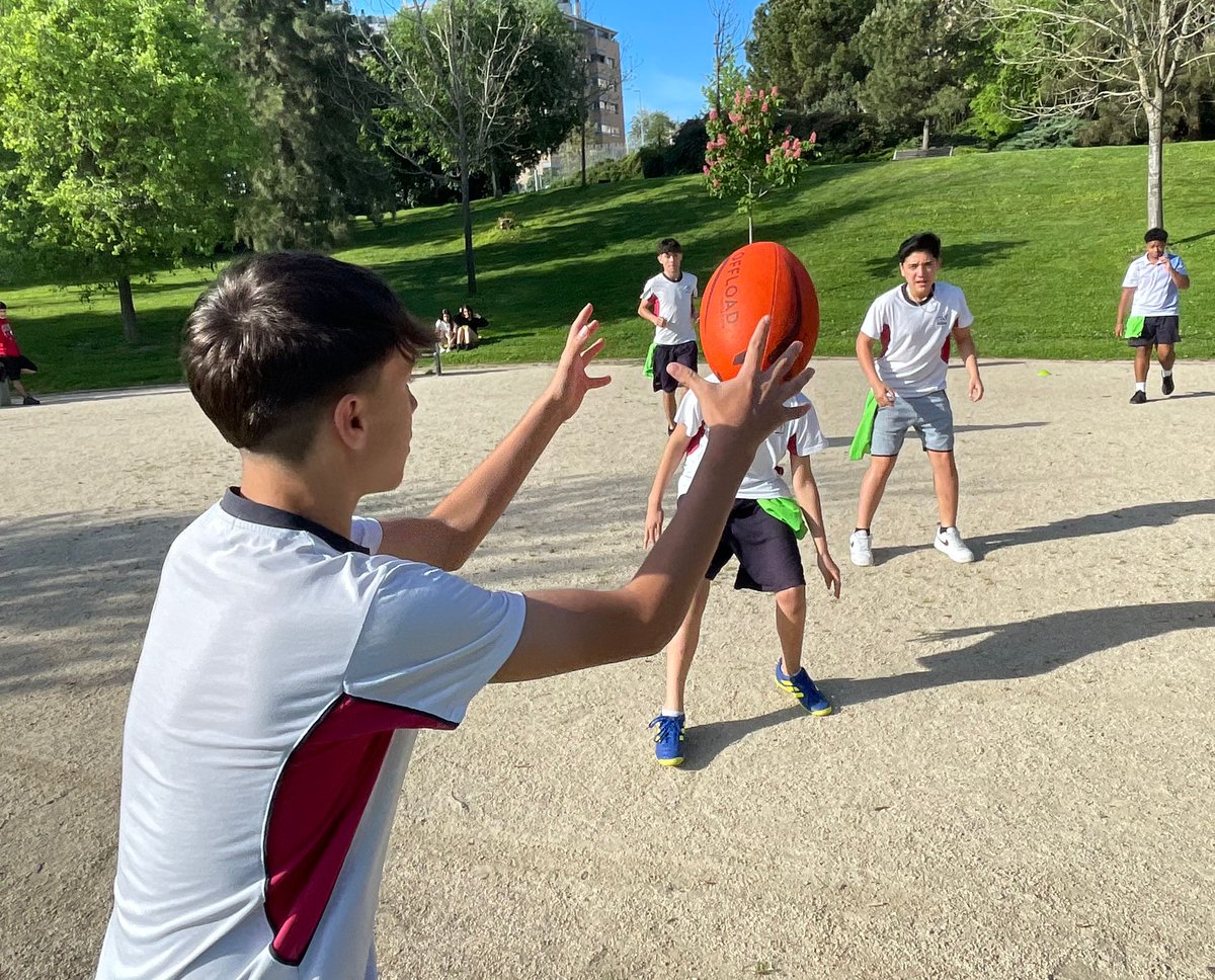 Sagradocaceres's tweet photo. Ayer, 17 de abril, celebramos el #DíaDeLaEducaciónFísica en la calle. El alumnado de secundaria disfrutó en el Parque del Rodeo, en un ambiente saludable de manera significativa y única de un deporte alternativo como es el #RugbyTag 🏉.
#DEFC2024 #SagradoCC #HazloRealidad https://t.co/zRgR0L2wZF