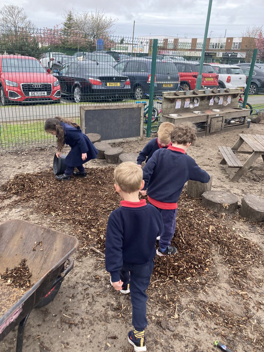 🪵What busy busy helpers we had today moving bark from our Redgate Community Allotment to our Mud Kitchen in @RedgateEY👍🪵🙌 #outdoor #learning #earlyyears
