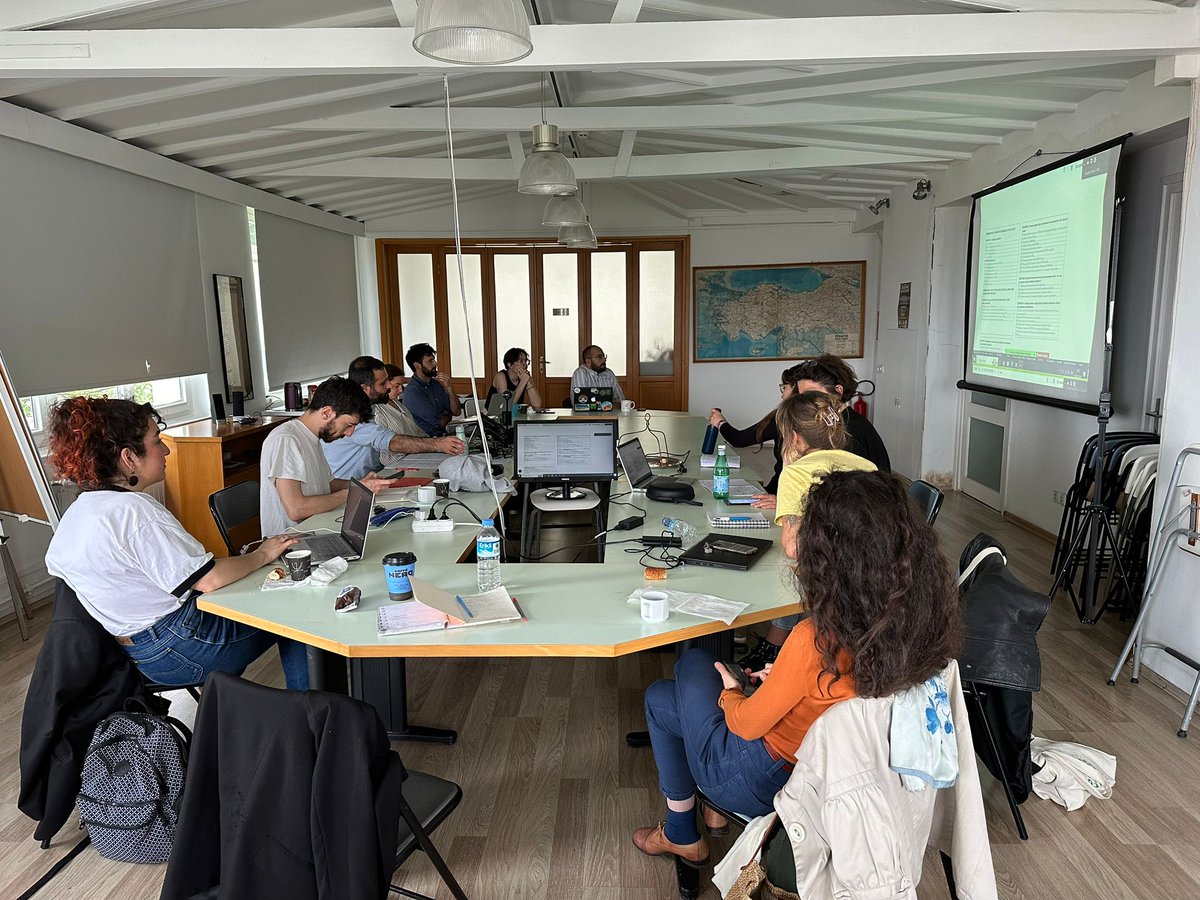 Une fois par mois, des ateliers doctoraux et compétences ont lieu au sein de l’IFEA. Le 18 avril 2024, Mehmet Tayfur, doctorant associé en études urbaines, a présenté sa thèse intitulée: "Le processus de patrimonialisation et enjeux de la reconstruction à Diyarbakir".