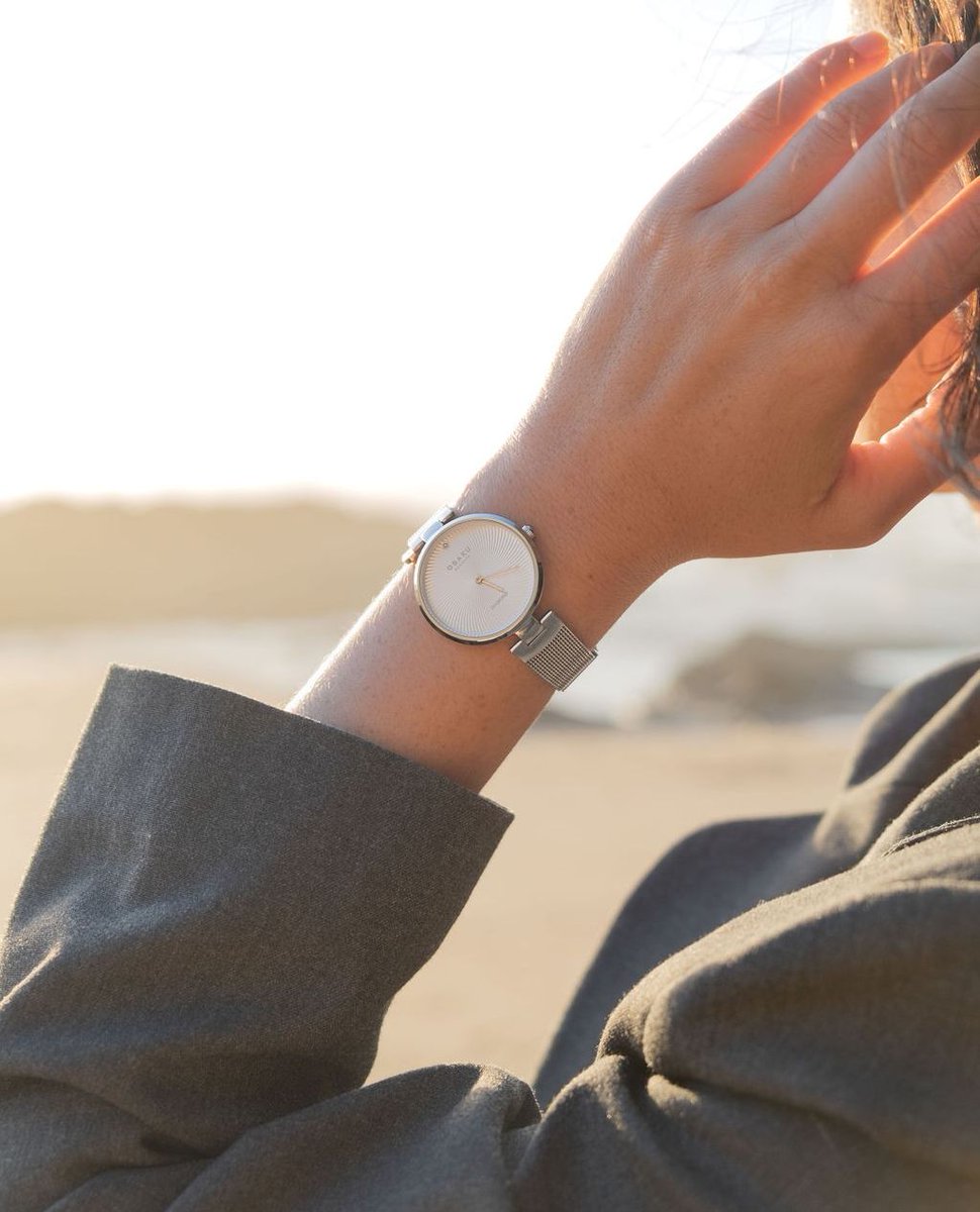 Shine with every tick of the Diamant Steel. ⌚✨ 

This masterpiece combines a minimalist design with a touch of luxury, featuring a genuine diamond at the 12 o'clock position. 

 #DiamantSteel #SophisticatedStyle #TimelessElegance #MinimalistLuxury