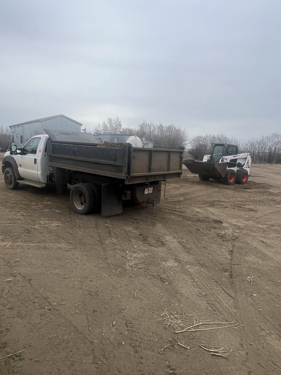 MCMSolutionsMCM's tweet photo. Hauling gravel to fix some lease roads for a client. 
#reclamation #oilfeild #mcmsolutionsltd #graveltruck #hauling https://t.co/NOSDN94CpA