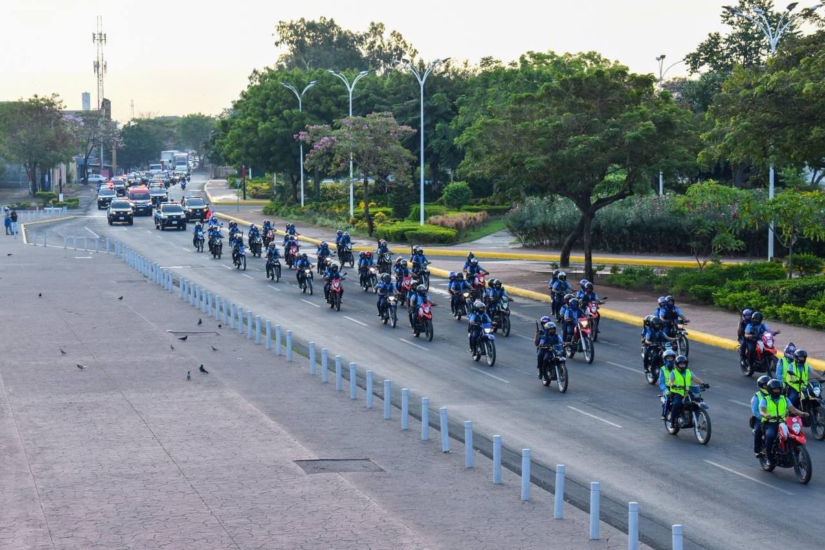 Policía Nacional de #Nicaragua realiza DIANA, recorriendo las principales calles y avenidas de Managua, en conmemoración al Día Nacional de la Paz. #SomosVictoriasVerdaderas @vppolicial @VivaNicaragua13 @Canal2Nicaragua @Canal4Ni @canaltn8 @nuevaya @RDcomunicadores