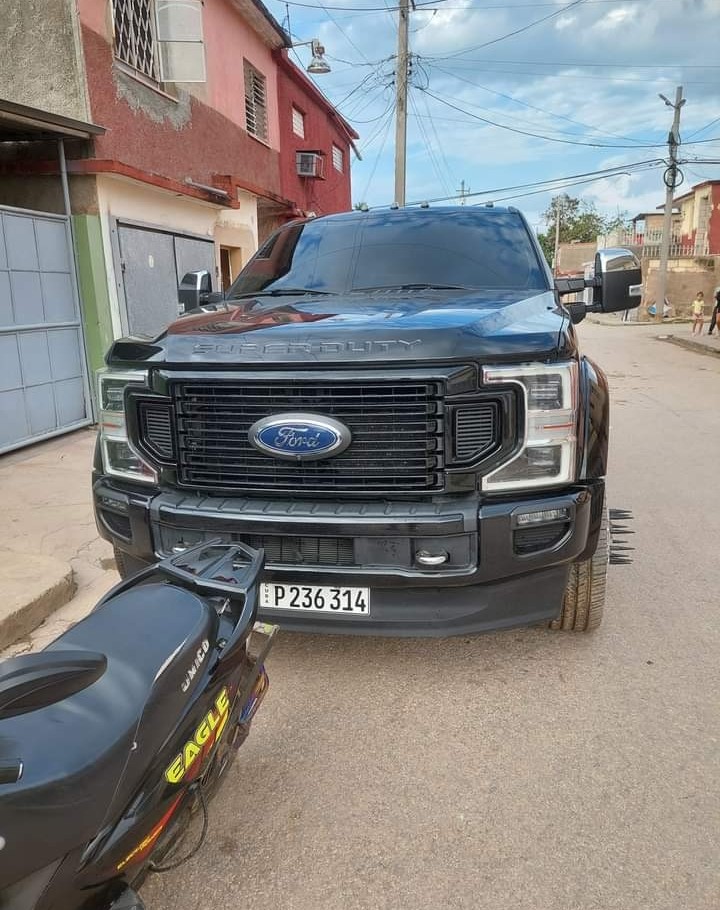 @y_gala_lopez @cubavsbloqueo @AmielDCuba @JohanaTablada @CarlosFdeCossio What blockade? American vehicles are imported to #Cuba everyday and seen all over the island. The embargo is against the regime, not the Cuban people. The only blockade is by the communist party against its people. #CubaIsADictatorship #NoMasBloqueoInterno #AbajoLaDictadura
