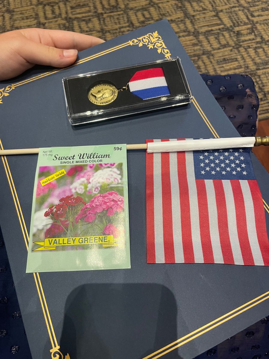 AnnabelleBooko2's tweet photo. Honored to have received a citizenship award yesterday from the National Society of the Daughters of the American Revolution. (DAR) One student is selected from each grade and I was chosen from my 10th grade class. https://t.co/LsRd4EJH5u