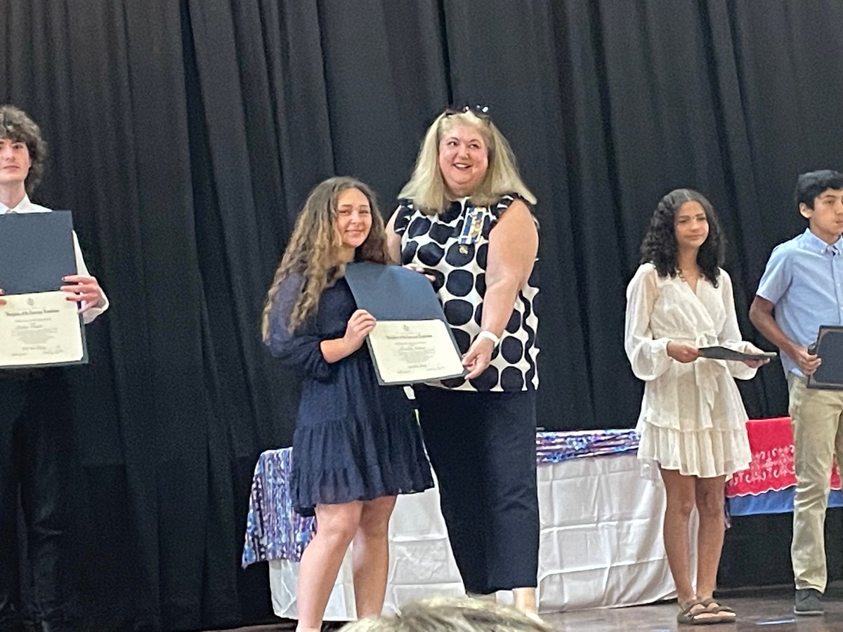 AnnabelleBooko2's tweet photo. Honored to have received a citizenship award yesterday from the National Society of the Daughters of the American Revolution. (DAR) One student is selected from each grade and I was chosen from my 10th grade class. https://t.co/LsRd4EJH5u