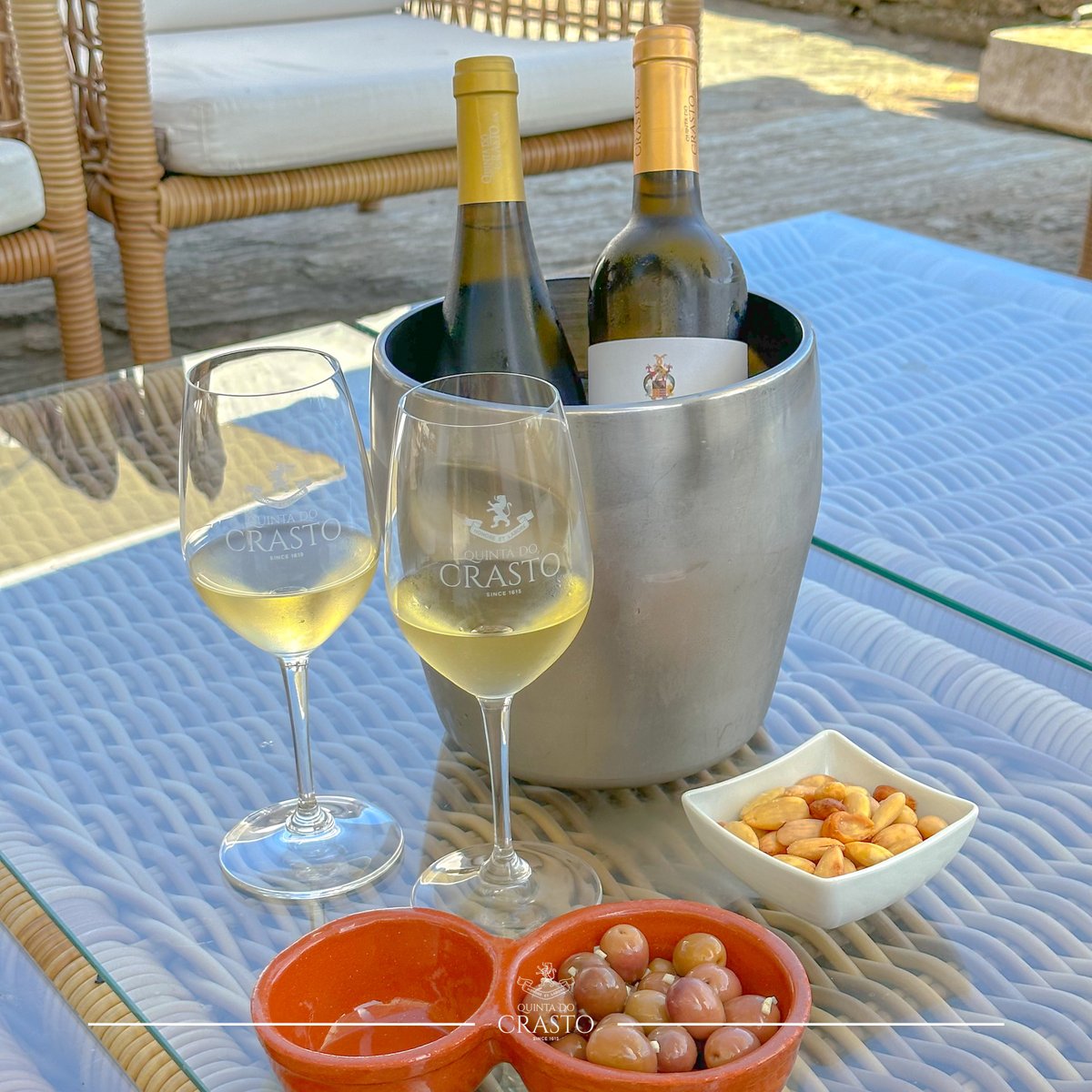 QuintadoCrasto's tweet photo. #CrastoSuperior White and #Crasto White chilling on ice invite you to a moment of outdoor relaxation to enjoy the excellent weather that is felt in the #Douro.☀️
🍷 All #Wine #Tourism programs are available upon request via email at enoturismo@quintadocrasto.pt. 
#WhiteWine https://t.co/46KTWKZM42