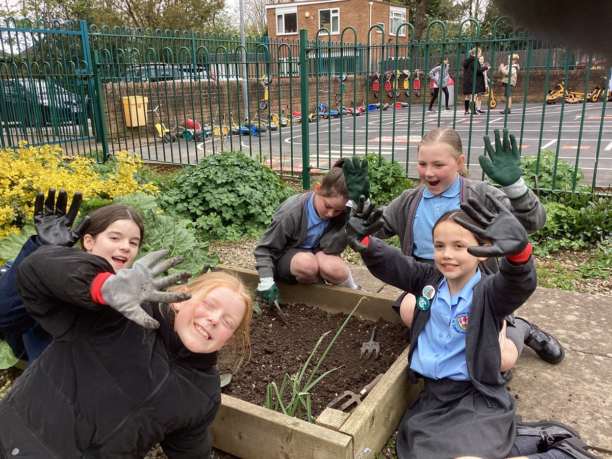 The Eco council would like to say a massive thank you to our wonderful PTA who has given them £100 to buy gardening equipment. They were so excited to all have gloves and kneeling pads and we have money left to buy seeds and rakes.🍃🥦🥬