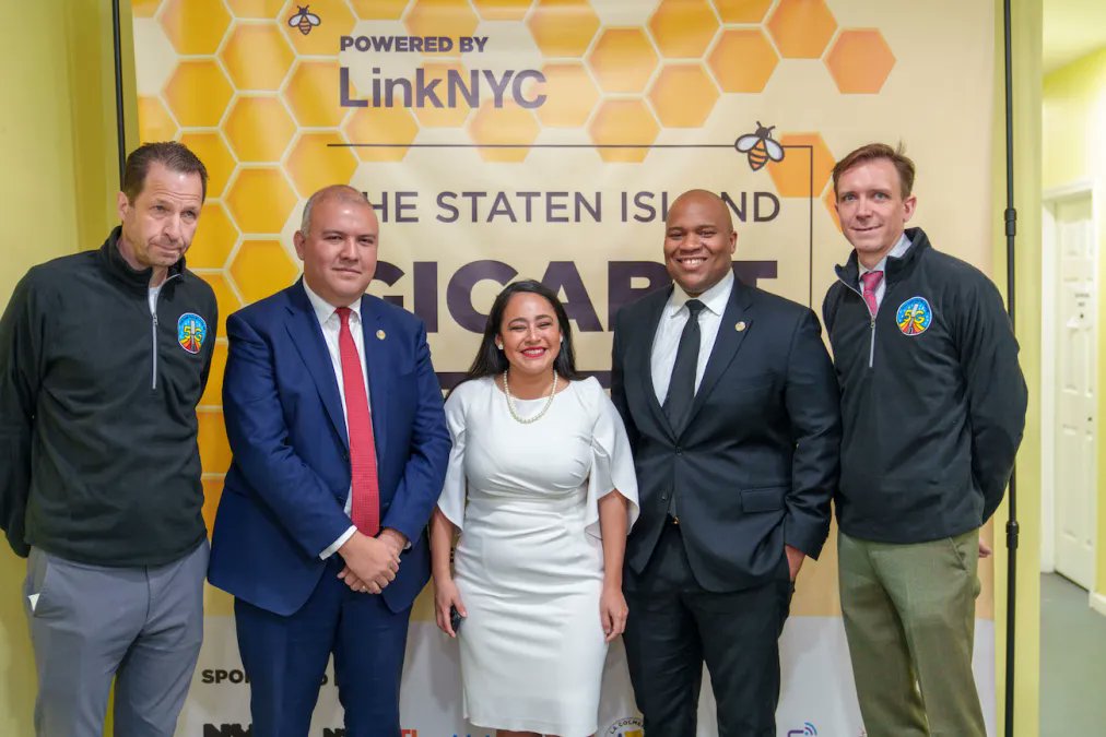 📣 #NYCOTI joins partners @LinkNYC  + @LaColmenaNYC in celebrating the first anniversary of the Staten Island Gigabit Center, providing immigrant workers w/ free high-speed internet to help secure jobs, obtain skills training, and stay socially connected.